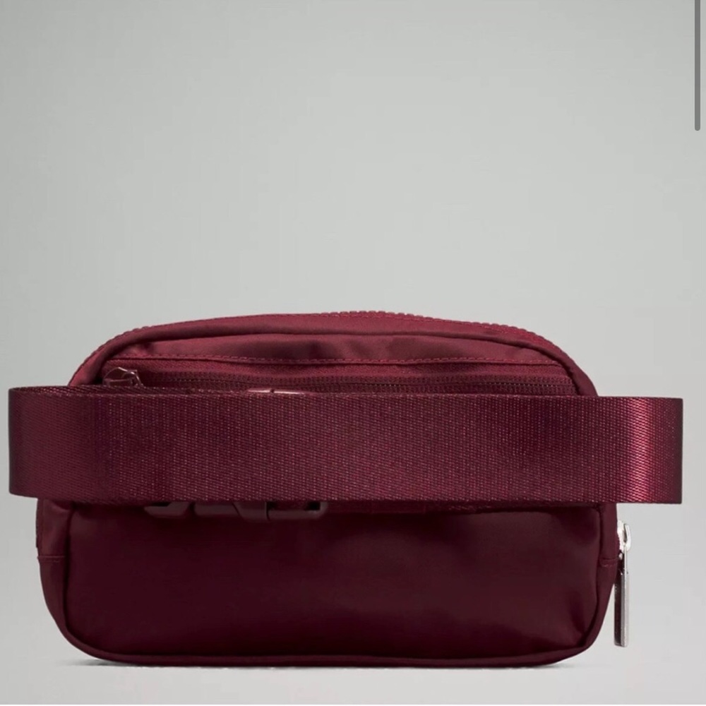 Lululemon Everywhere Belt Bag NWT - Picture 3 of 4